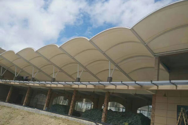 進行裁剪膜材過程中需要多人進行操作嗎？